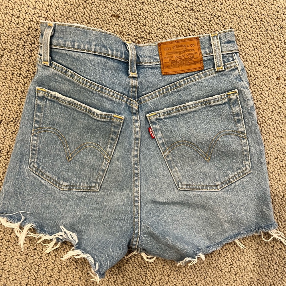 Levi’s Ribcage Shorts - Picture 2 of 3